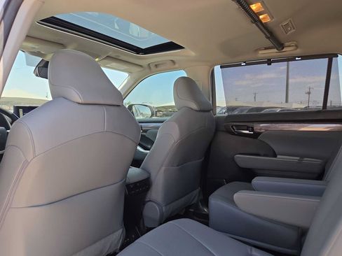Used 2023 Toyota Highlander Limited FWD image 16