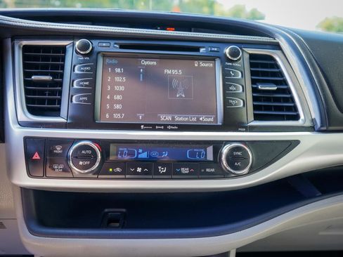 Used 2018 Toyota Highlander Plus image 12