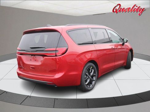 New 2026 Chrysler Pacifica Select w/ S Appearance Package image 3