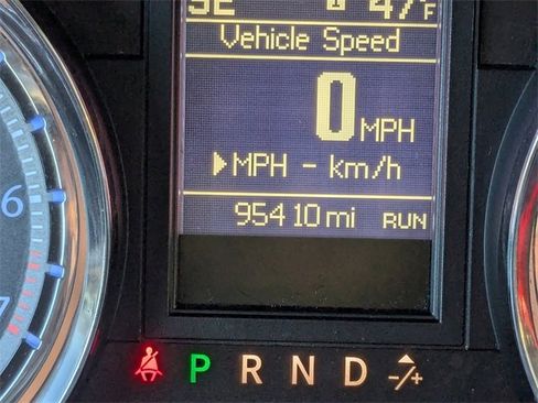 Used 2016 Chrysler Town & Country Touring w/ Driver Convenience Group image 28