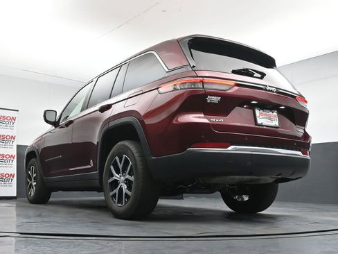 Used 2023 Jeep Grand Cherokee Limited AWD/4WD image 31