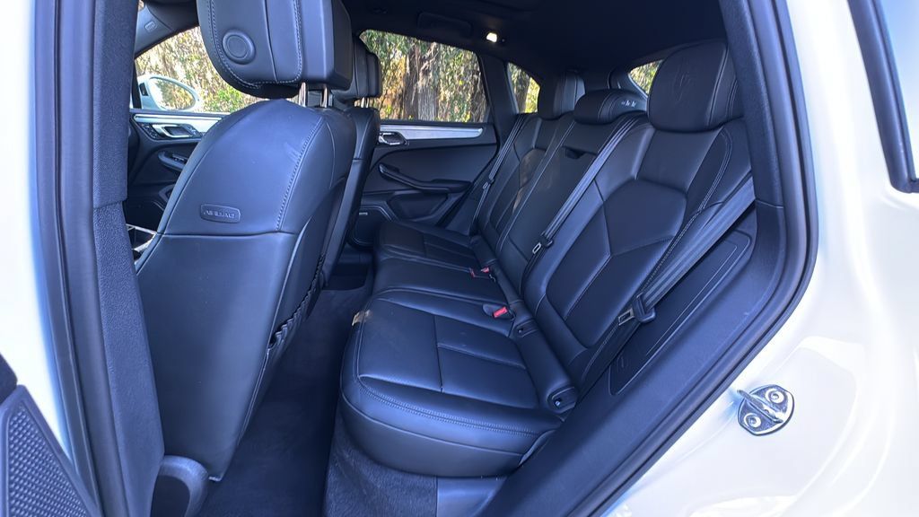 Certified 2026 Porsche Macan AWD/4WD image 17