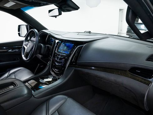 Used 2019 Cadillac Escalade ESV Platinum image 28