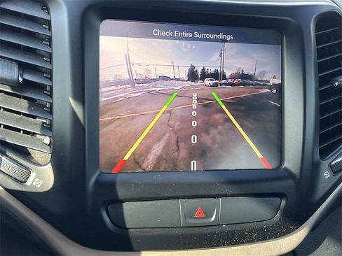 Used 2017 Jeep Cherokee Latitude image 18