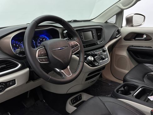 Used 2017 Chrysler Pacifica Touring-L w/ Tire & Wheel Group image 8