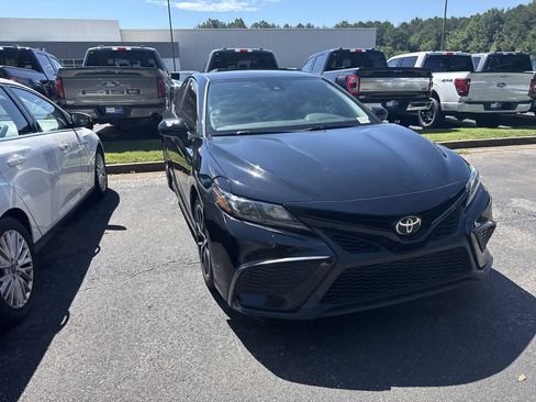 Used 2021 Toyota Camry SE FWD image 3