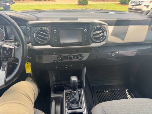 Used 2018 Toyota Tacoma SR5 RWD image 18
