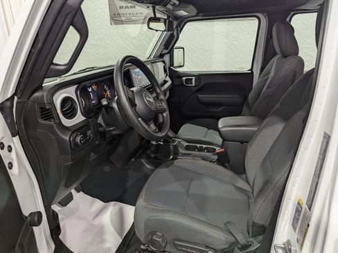 Used 2024 Jeep Gladiator Sport image 13