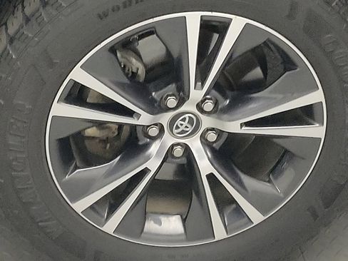 Used 2018 Toyota Highlander LE FWD image 31