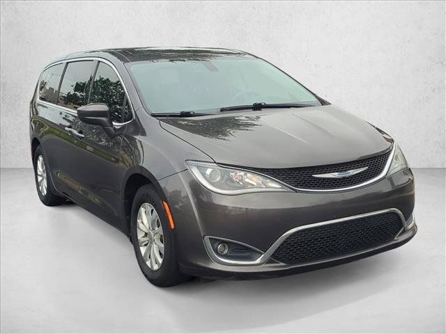 Used 2018 Chrysler Pacifica Touring Plus FWD image 3