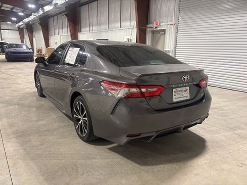 Used 2018 Toyota Camry L image 6