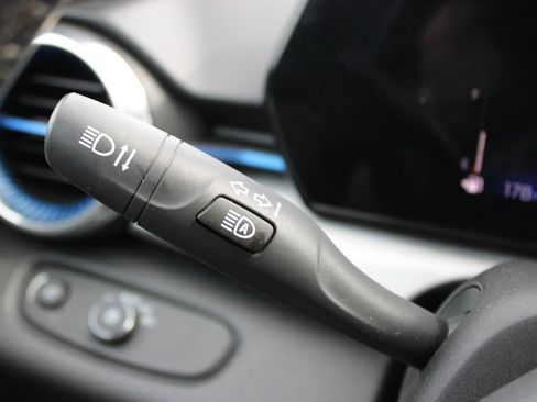 Used 2025 Chevrolet Trax LT w/ LT Convenience Package image 34