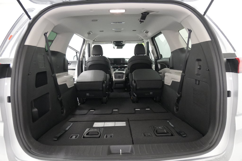 Used 2022 Kia Carnival LX FWD image 23