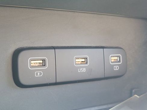 Used 2024 Kia Carnival LX image 27