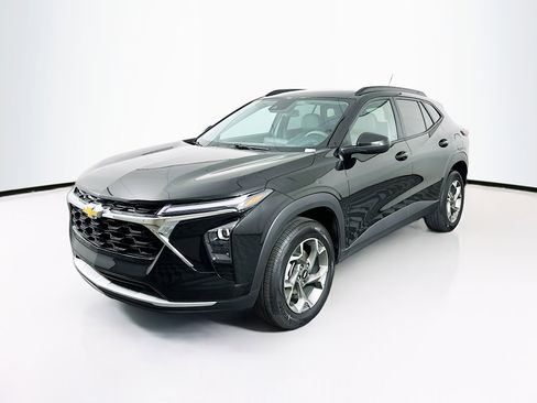 Used 2025 Chevrolet Trax LT image 3