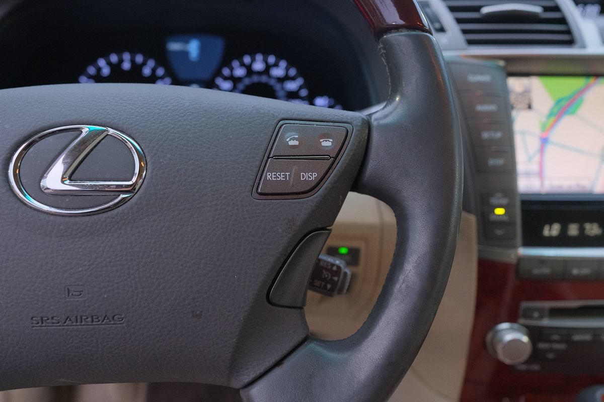 Used 2011 Lexus LS 460 w/ Comfort Pkg RWD image 19
