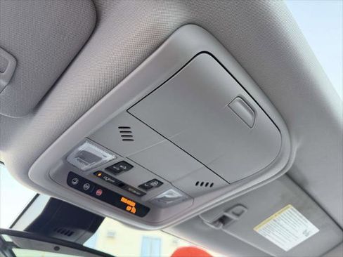 Used 2022 GMC Terrain SLE w/ Driver Convenience Package image 32