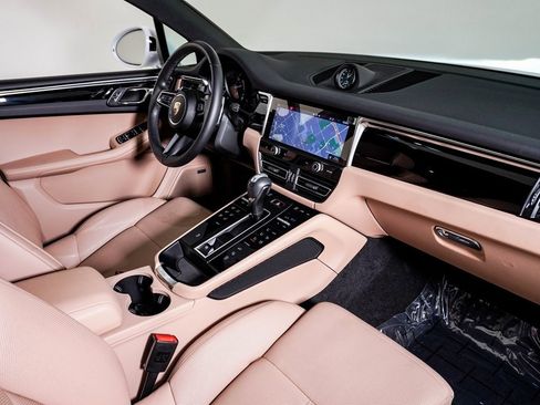 Certified 2025 Porsche Macan image 14