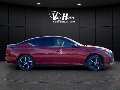 Used 2023 Nissan Altima 2.5 SR w/ SR Premium Package image 2