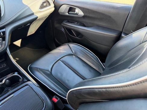 Used 2025 Chrysler Pacifica Limited image 20