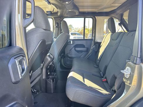 Used 2025 Jeep Wrangler Unlimited Rubicon AWD/4WD image 28