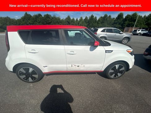 Used 2017 Kia Soul + w/ Designer's Package FWD image 6