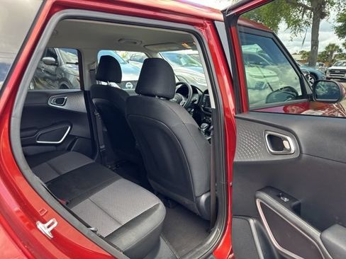 Used 2025 Kia Soul LX w/ LX Technology Package FWD image 16