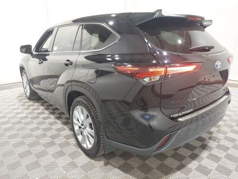 Used 2024 Toyota Highlander Limited AWD/4WD image 2