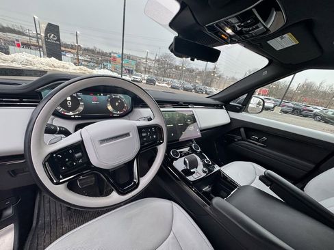 Used 2023 Land Rover Range Rover Sport SE Dynamic image 2