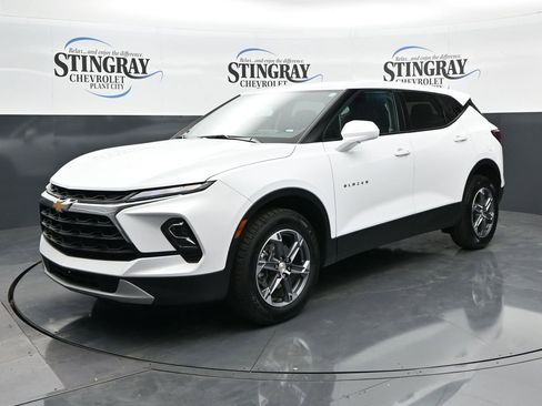 Used 2025 Chevrolet Blazer LT FWD image 3