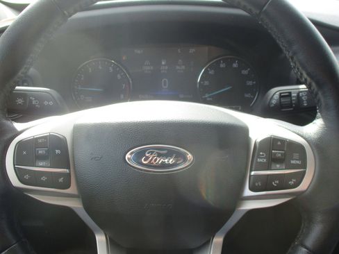 Used 2022 Ford Explorer XLT image 10