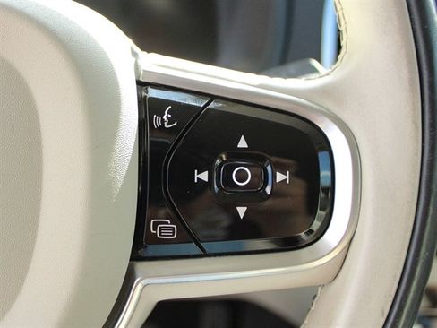 Used 2018 Volvo XC90 T6 Momentum w/ Momentum Plus Package AWD/4WD image 17