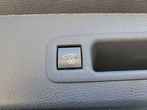 Used 2025 Toyota Sienna XLE FWD image 21