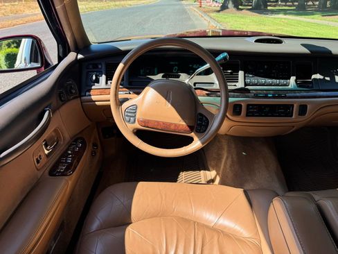 Used 1996 Lincoln Town Car Signature RWD image 15