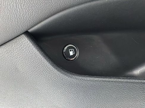 Used 2024 Chrysler Pacifica Select image 25