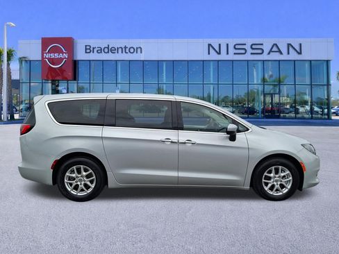 Used 2023 Chrysler Voyager LX FWD image 4