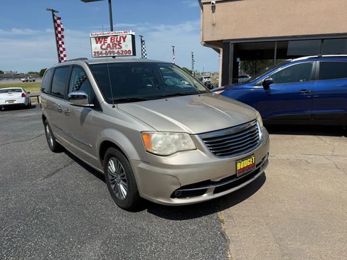 Used 2014 Chrysler Town & Country Touring-L w/ Driver Convenience Group image 3