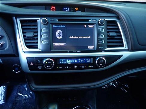 Used 2019 Toyota Highlander XLE AWD/4WD image 18