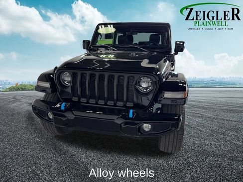 Used 2023 Jeep Wrangler Unlimited Sahara AWD/4WD image 9