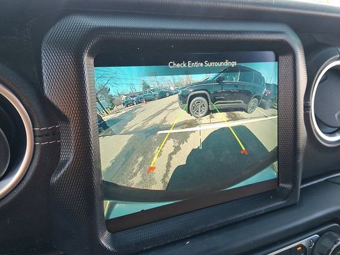 Used 2020 Jeep Wrangler Unlimited Sahara image 27