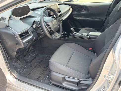 Used 2025 Toyota Prius LE FWD image 18