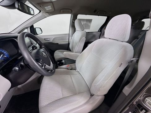 Used 2018 Toyota Sienna LE FWD image 22