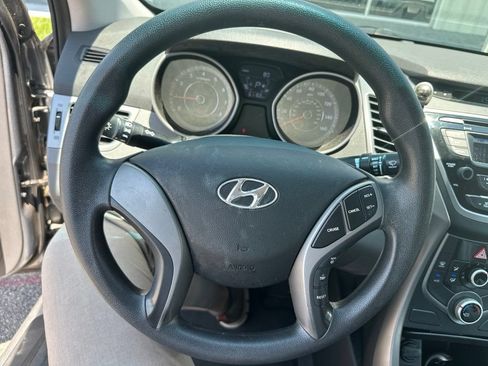 Used 2014 Hyundai Elantra SE FWD image 8