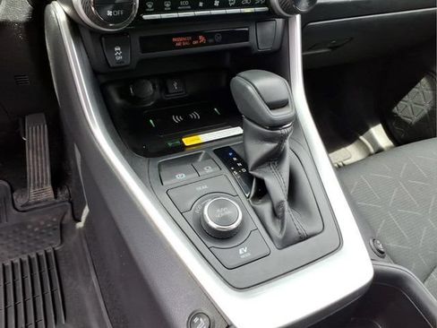 Used 2022 Toyota RAV4 XLE AWD/4WD image 23