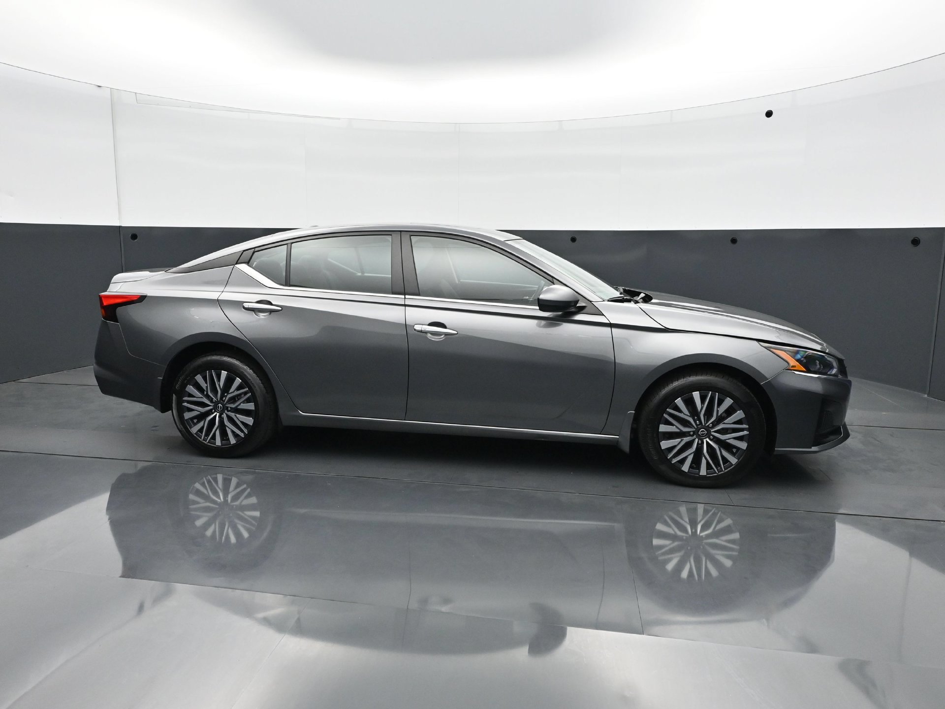 Used 2024 Nissan Altima 2.5 SV w/ SV Premium Package AWD/4WD image 8