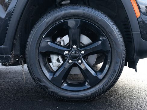 Used 2024 Jeep Grand Cherokee Limited w/ Black Appearance Package image 10