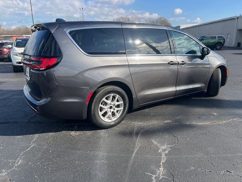 Used 2023 Chrysler Pacifica Touring-L image 6