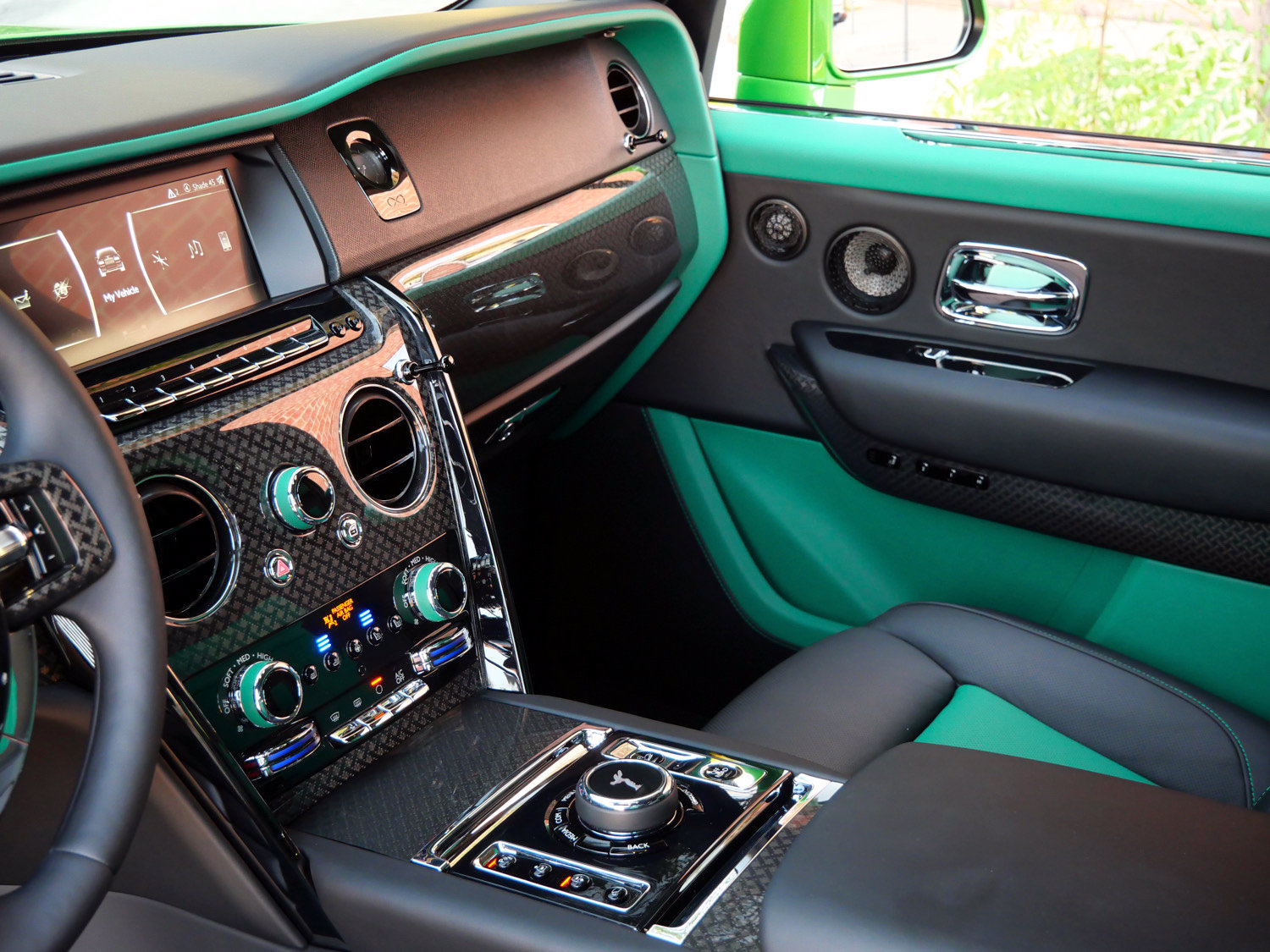 Certified 2023 Rolls-Royce Cullinan Black Badge w/ Leather Finishing Pack AWD/4WD image 28