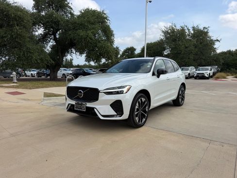 Certified 2026 Volvo XC60 B5 Plus AWD/4WD image 2