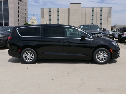 New 2026 Chrysler Pacifica Select image 2